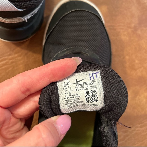 Boys Nike running shoes - Picture 3 of 3